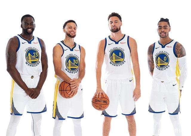 传与禁区内 传与禁区内